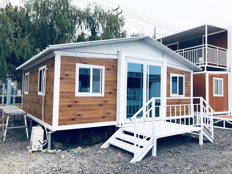 Casa contenedor expandible con techo a dos aguas