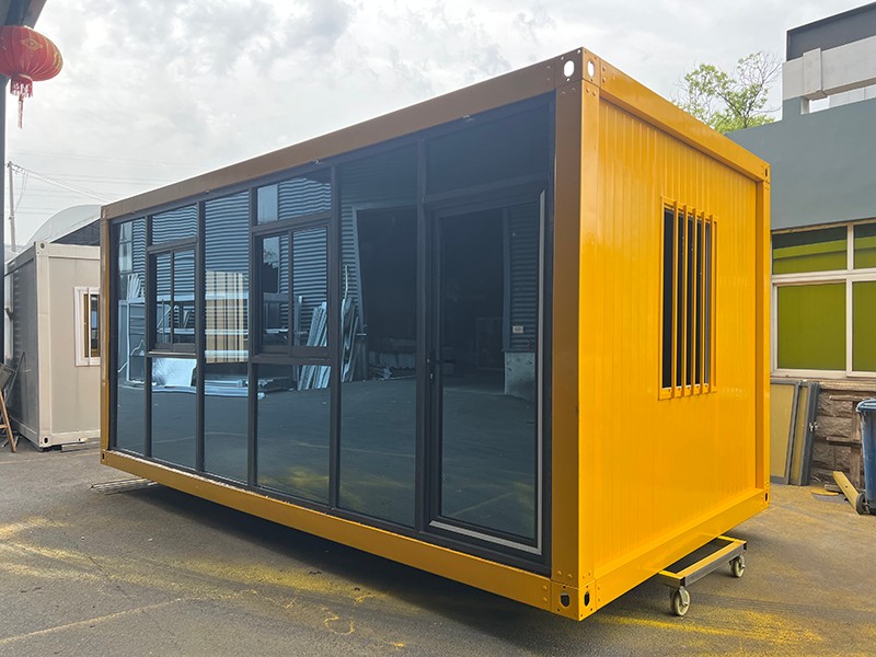 Casa de contenedores de vidrio amarillo