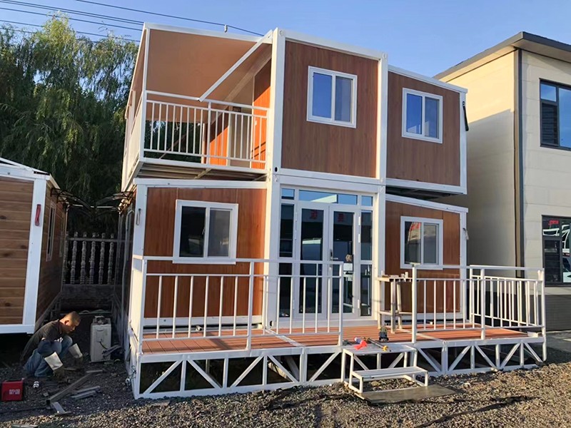 Casa contenedor expandible de 2 pisos con balcón