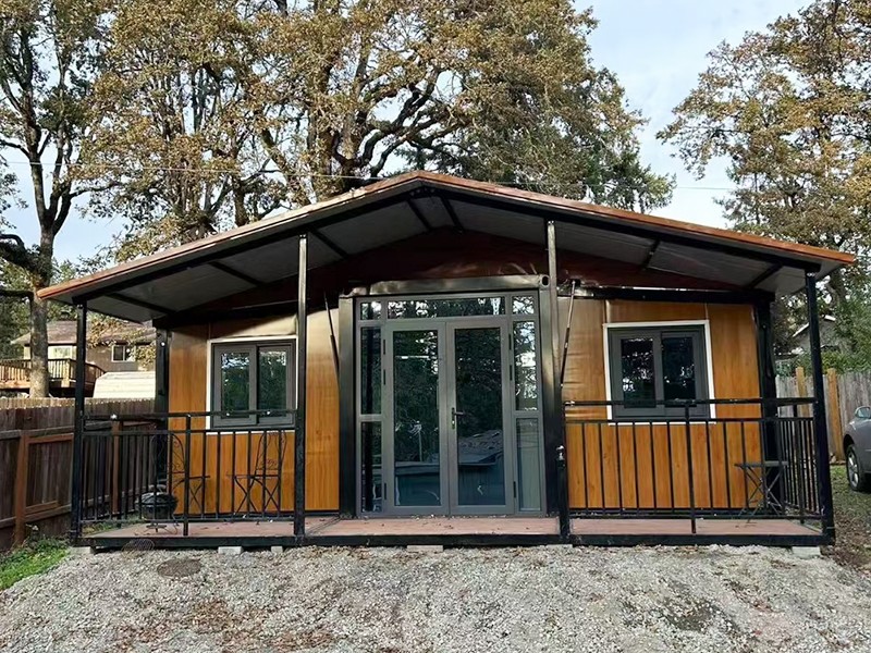 Casa contenedor expandible de un solo piso con balcón