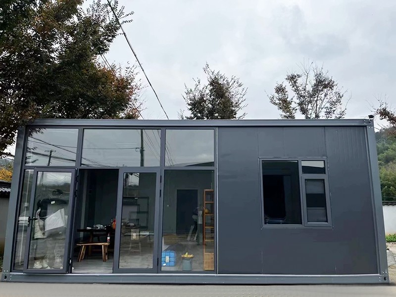 Casa contenedor de vidrio gris oscuro