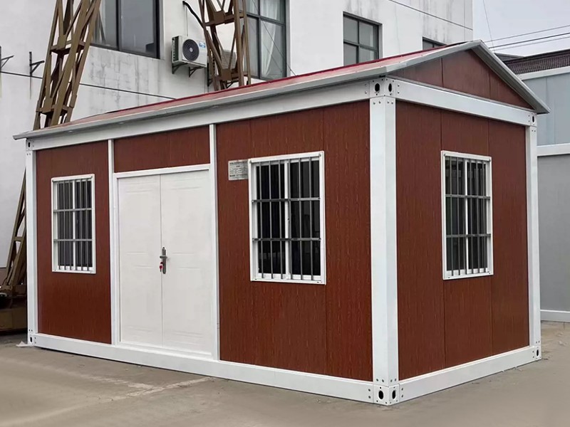 Casa contenedor con techo a dos aguas
